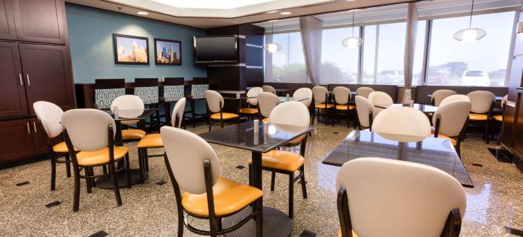 堪萨斯城机场德鲁里套房酒店(Drury Inn & Suites Kansas City Airport)图片