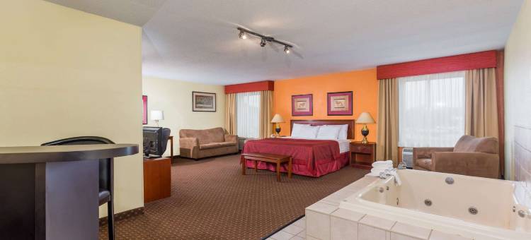 布卢明顿/诺玛温德姆戴斯套房酒店(Days Inn & Suites by Wyndham Bloomington/Normal IL)图片