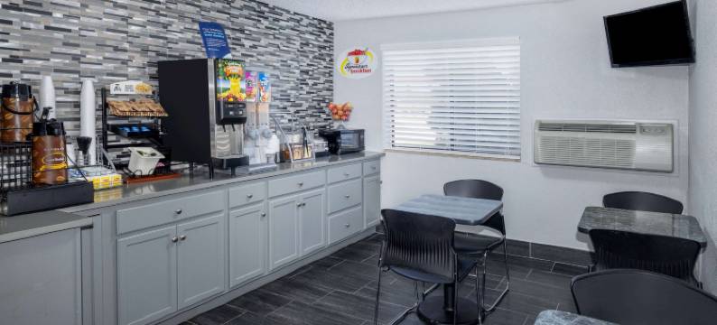 堪萨斯城巴里路-机场速8酒店(Super 8 by Wyndham Kansas City at Barry Road/Airport)图片