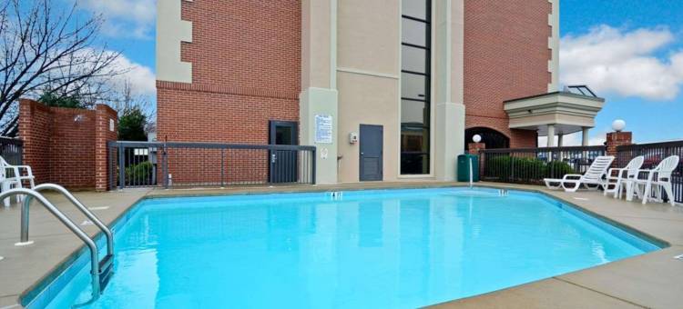 格林斯伯勒机场克拉丽奥波茵特酒店(Clarion Pointe Greensboro Airport)图片