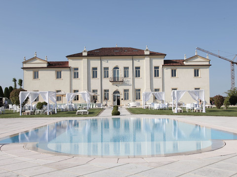 科尔纳罗别墅旅游套房酒店