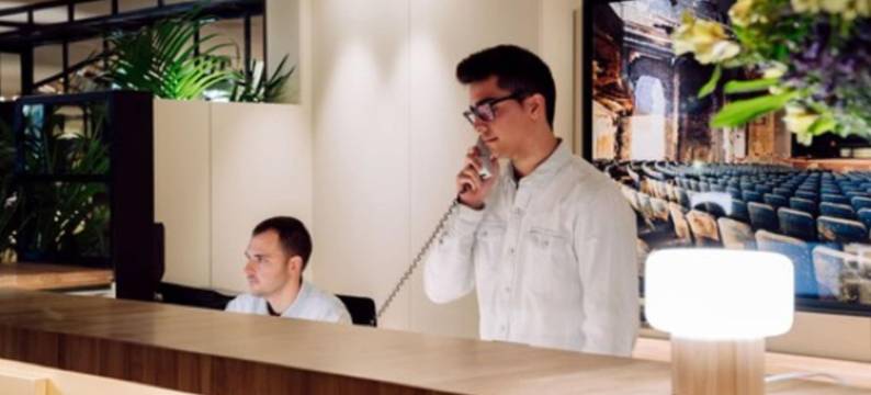 时髦&精简天鹅绒住宿(Chic & Basic Velvet)图片