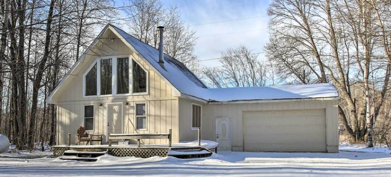 位于雪上移动车及全地形车路径上的北方湖居民房(Lakes of the North Home on Snowmobile and Atv Trail!)图片