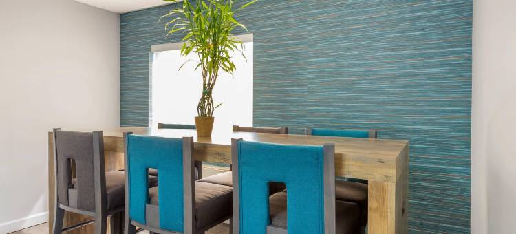 罗利达勒姆机场凯艺套房酒店(Quality Inn & Suites Raleigh Durham Airport)图片