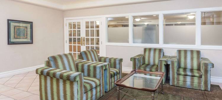 阿灵顿高地戴斯套房酒店(Days Inn & Suites by Wyndham Arlington Heights)图片