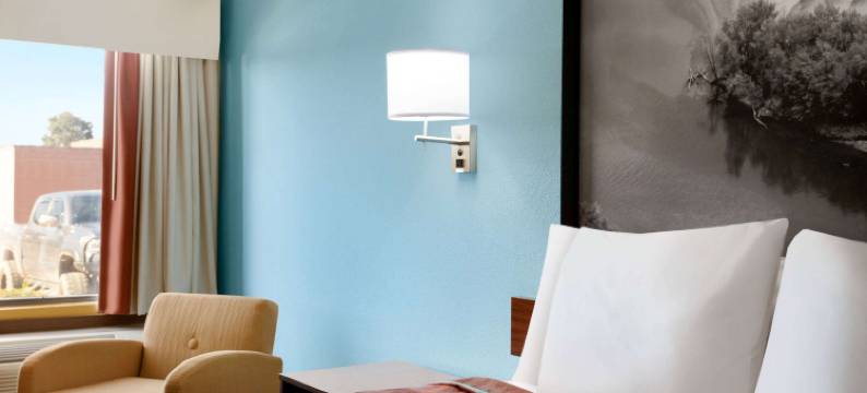 奥利夫布兰奇温德姆速 8 酒店(Hometown Place)图片