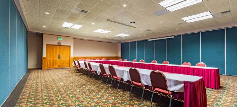 I-80 格兰德艾兰郊区开放式客房(Suburban Studios I-80 Grand Island)图片