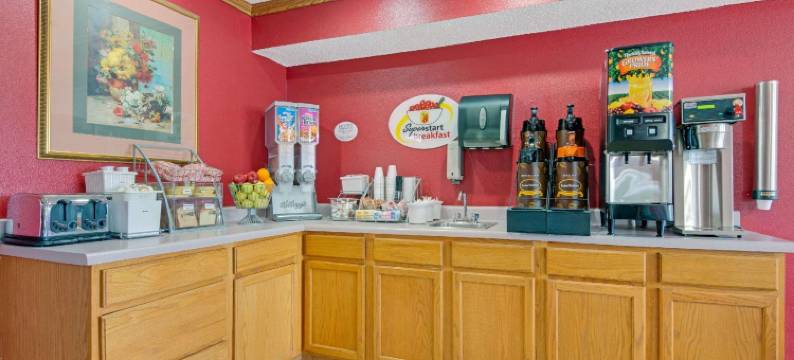 河滨-堪萨斯城温德姆速8酒店(Super 8 by Wyndham Riverside/Kansas City)图片