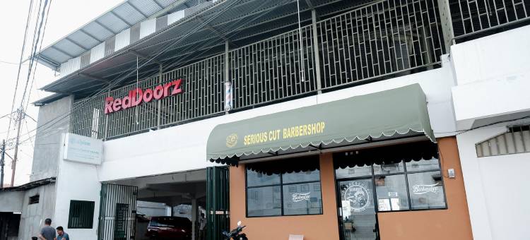 红多兹酒店-近占碑图古佩尔斯(RedDoorz Near Tugu Pers Jambi)图片