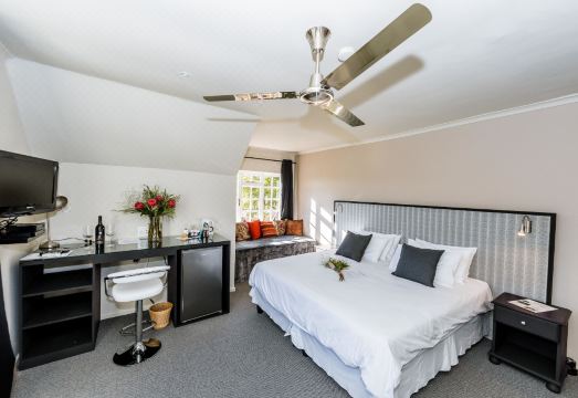 Le Petit Chateau Guest HouseHotel Overview