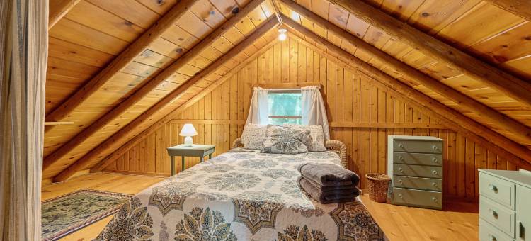 Private Beachfront and Rowboat Access - Cozy Lakeside Retreat图片