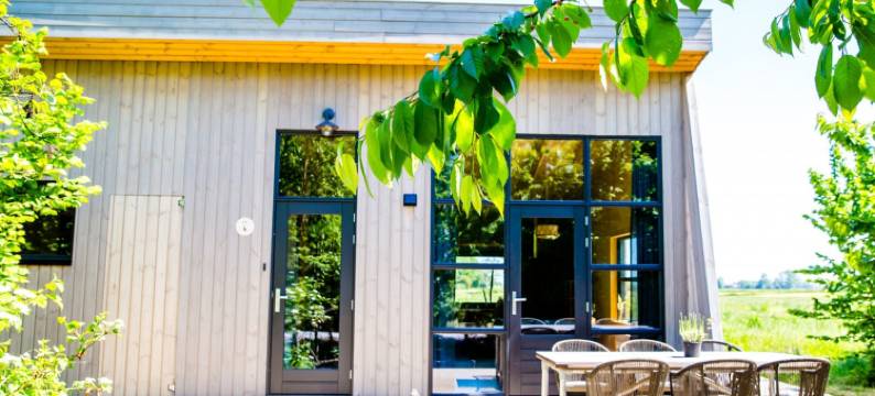 Swarm - 弗里斯兰的3个连在一起的水舍(Swarm - 3 Waterlodges Naast Elkaar in Friesland)图片