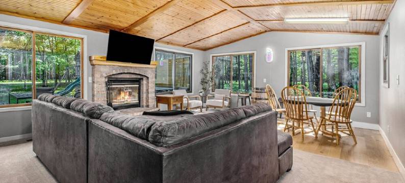 Lake Access Cabin with HotTub, Firepit and Indoor Pool Access图片