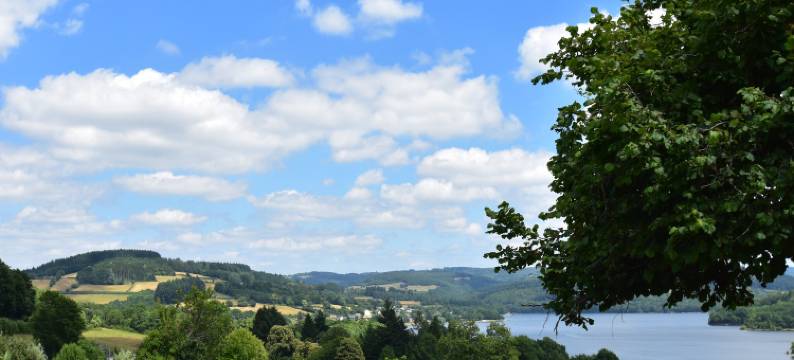 Cottage in France with Garden near Lake图片