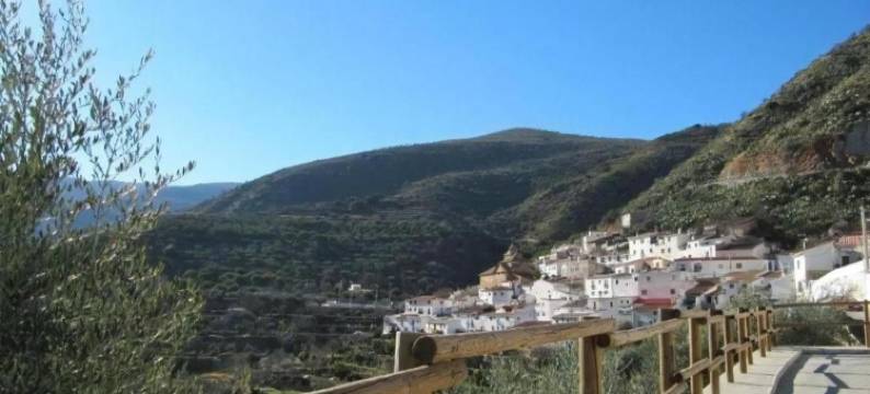 Holiday Home in Laroya with Pool & BBQ图片