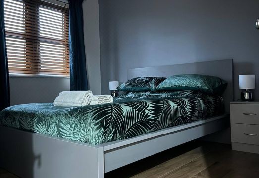 City Centre Apartment - Free Parking - Sleeps 4 Hotel Overview