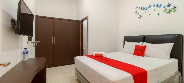 红多兹酒店-井里汶科贾克桑站2号(RedDoorz Near Kejaksan Station Cirebon 2)图片