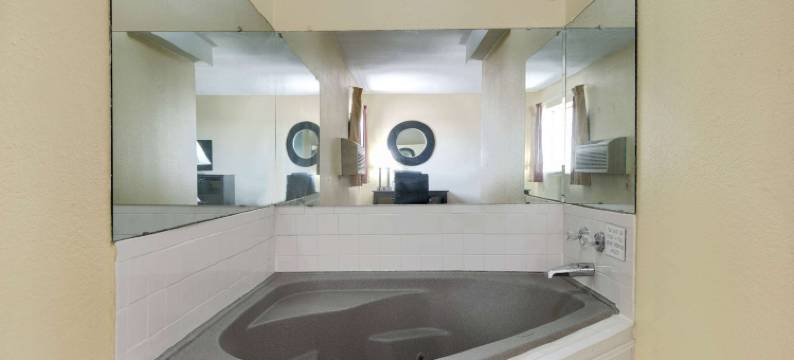 堪萨斯城温德姆速8酒店(Super 8 by Wyndham Kansas City)图片