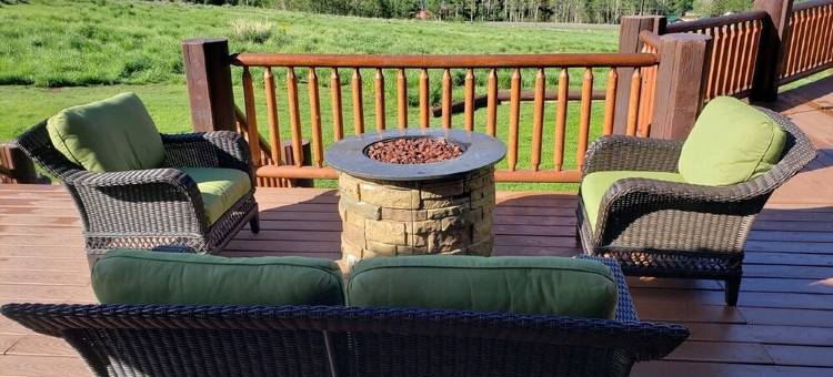 Beautiful 5 Star Log Home on 15 Acres! Lake Views, Stocked Pond, 18 Miles to Ynp图片