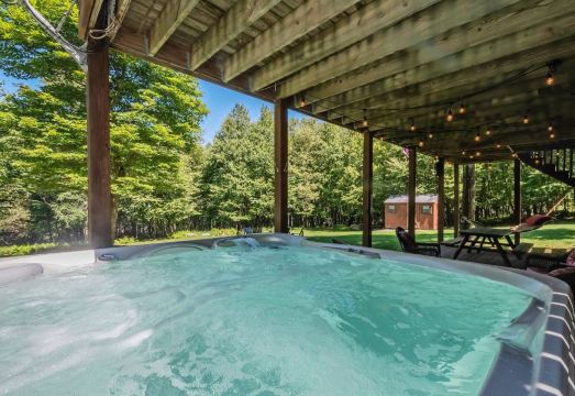 Lucky 12 Hotel Overview