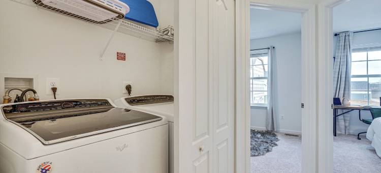 查尔斯敦联排别墅：距哈珀斯渡口9英里(Charles Town Townhome 9 Mi to Harpers Ferry)图片