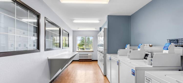 克拉克斯维尔-路易维尔北郊区套房酒店(Suburban Studios Clarksville-Louisville North)图片