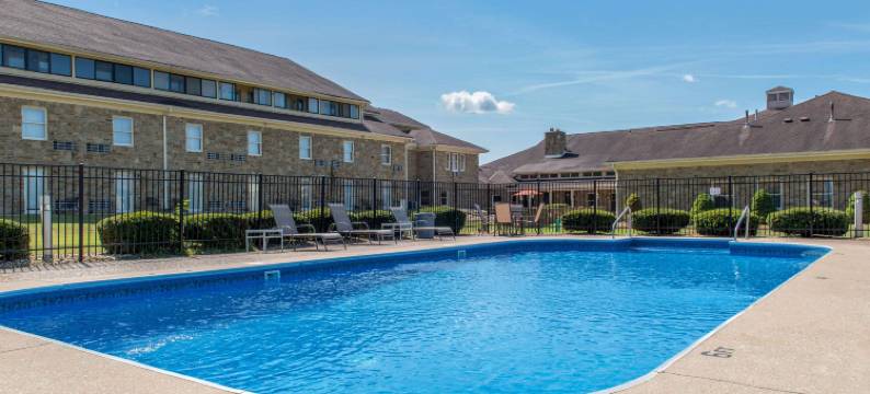 西贝德福德凯艺套房酒店(Quality Inn & Suites Bedford West)图片