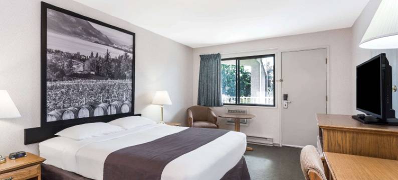 基洛纳速8酒店(Super 8 by Wyndham Kelowna BC)图片