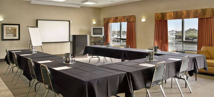 斯泰特勒温德姆华美达酒店(Ramada by Wyndham Stettler)图片