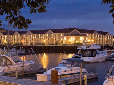 拉辛海港路希尔顿逸林酒店