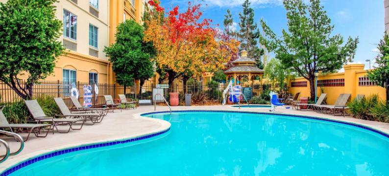 弗里蒙特硅谷拉昆塔温德姆套房酒店(La Quinta Inn & Suites by Wyndham Fremont / Silicon Valley)图片