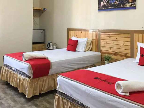 RedDoorz Plus Syariah酒店靠近三邦市政广场