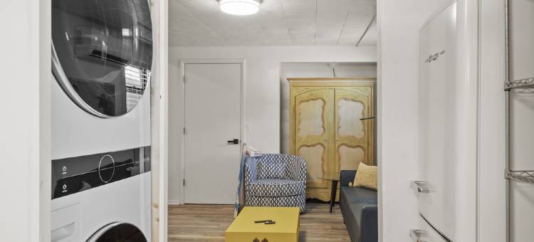 Downtown Blonde Bungalow w/Fully Fenced BIG YARD, AC, W/D, 2 Samsung Smart TVs图片