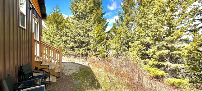 Peaceful Cabin w/ Waterfall near Glacier Natl Park图片
