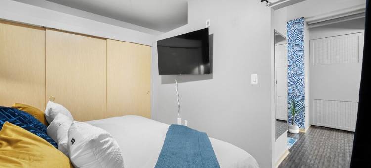 Near Wells Fargo, King Bed and Balcony and washer dryer, fitness room, Fireplace图片
