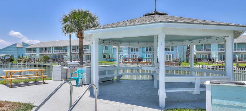 Waterfront retreat with a pool & dock plus central AC, washer/dryer, & views图片