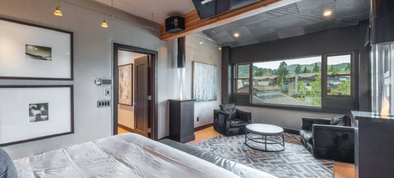 鹿谷步行可达徒步和骑行步道山景带烧烤架阳台顶层公寓(Deer Valley Penthouse, Mountain Views, Balcony with Grill, Walk to Hiking and Biking Trails)图片