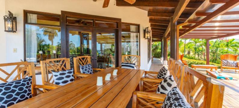 豪华海景火烈鸟之家，配有泳池、公寓和派对露台(Stunning Home with Brand-New Guesthouse and Oceanview Terrace with Private Swimming Pool & Hot Tub)图片