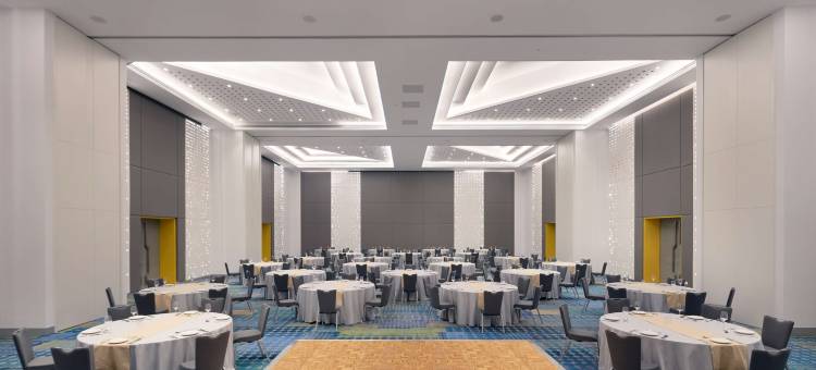 迪拜硅谷绿洲丽芮酒店(Radisson Red Hotel, Dubai Silicon Oasis)图片