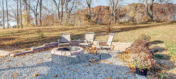 宁静的罗素泉家 w/ 火坑 & 池塘！(Peaceful Russell Springs Home w/ Fire Pit & Pond!)图片