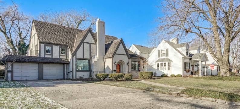 历史悠久的奥本家庭，带剧院和院子！(Historic Auburn Home w/ Theater & Yard!)图片