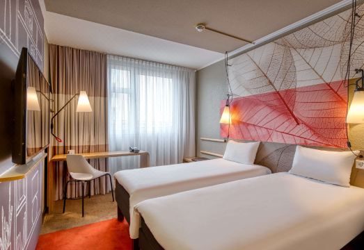 Ibis Nuernberg City am Plaerrer Hotel Overview