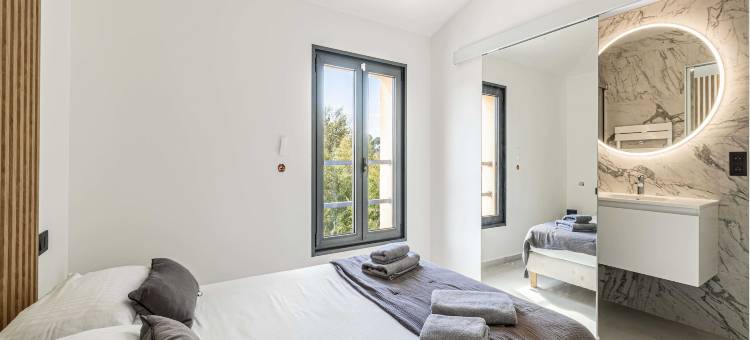 Modern Villa with Heated Pool and Garden图片