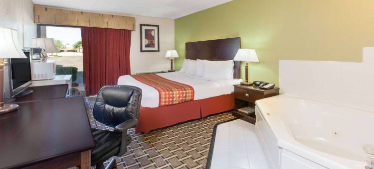 麦迪逊高地戴斯套房酒店(Days Inn & Suites by Wyndham Madison Heights MI)图片