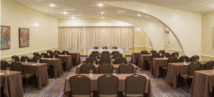 维斯塔尔宾汉顿近大学凯艺套房酒店(Quality Inn & Suites Vestal Binghamton Near University)图片