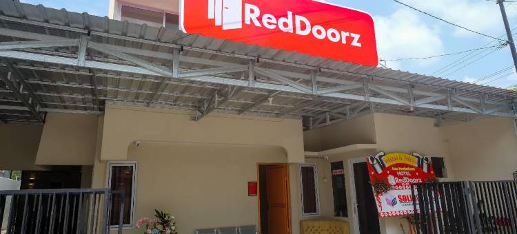 贾加尔索罗红多兹普拉斯酒店(RedDoorz Plus Near RS Jih Solo)图片