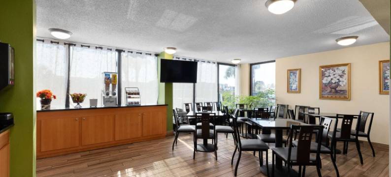 默特尔比奇-康芒斯温德姆速8酒店(Super 8 by Wyndham Myrtle Beach/Market Common Area)图片