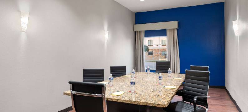 登顿大学路拉昆塔温德姆套房酒店(La Quinta Inn & Suites by Wyndham Denton - University Drive)图片