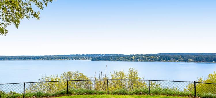 Soundfront home with WiFi, washer/dryer, central AC, and enclosed yard图片