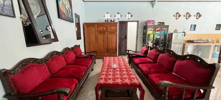OYO 93785 靠近拉旺传统市场的布丽莎伊斯兰Aero Kost(OYO 93785 Aero Kost Bu Lisa Syariah Near Pasar Tradisional Lawang)图片